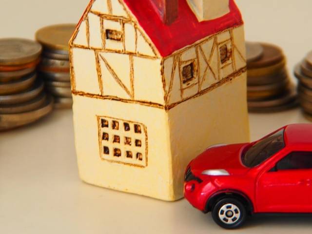 住宅と車の模型